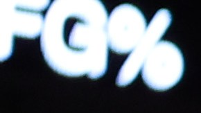 Jaime Jáquez Jr. logra conseguir dos puntos al anotar una cesta frente a la marca de Aaron Nesmith.