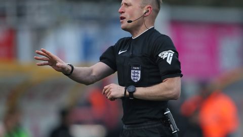 Árbitro David Rock durante la Emirates FA Cup.