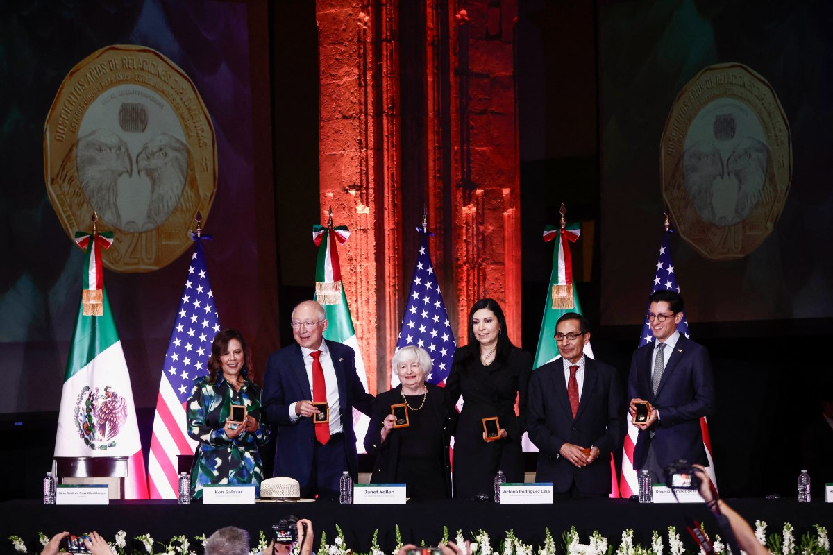 En el centro, la secretaria del Tesoro de Estados Unidos, Janet Yellen. (Foto: RODRIGO OROPEZA/AFP via Getty Images)