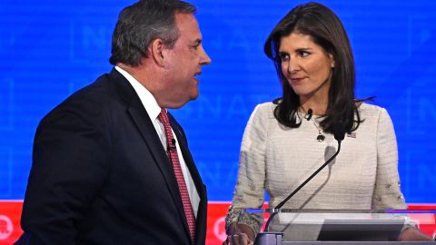 El exgobernador ha criticado a Haley por no ser más frontal contra Donald Trump.