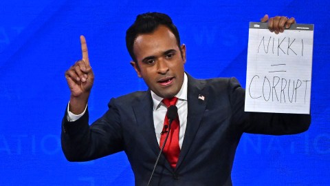 En otro momento, Ramaswamy levanto un cartel con las palabras "Nikki = corrupta".
