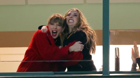 Taylor Swift festejando en un partido de los Chiefs de Kansas City.