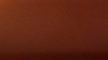 Selena Gómez posando en una alfombra roja.