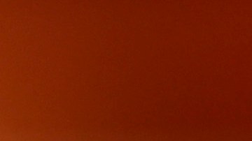 Dua Lipa posando en una alfombra roja.