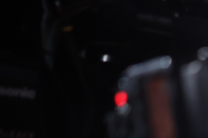 Alfonso Herrera hablando con los medios en Rebel Moon.