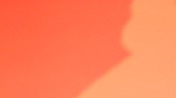 Alfonso Herrera participando en la alfombra roja de Rebel Moon en México.