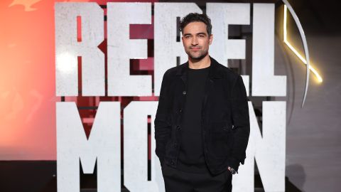 Alfonso Herrera participando en la alfombra roja de Rebel Moon en México.