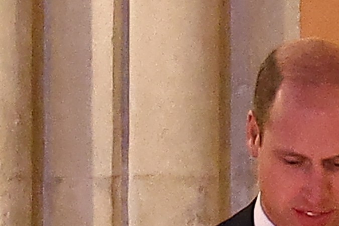 Príncipe William participando en un evento junto a su familia.