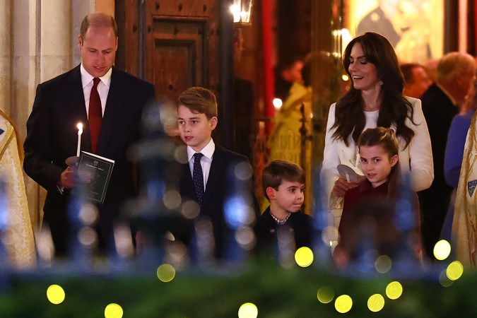 Príncipe William participando en un evento junto a su familia.