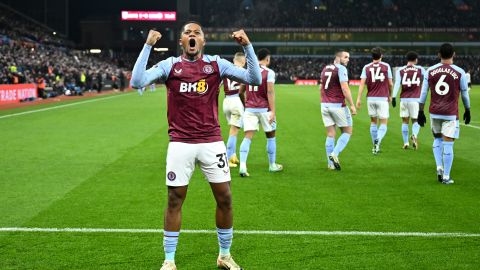 Leon Bailey celebra su gol ante Manchester City.