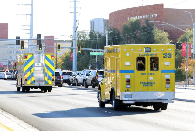 Los vehículos del Departamento de Bomberos del Condado de Clark se dirigen hacia el campus de la UNLV. (Foto: Ethan Miller/Getty Images)