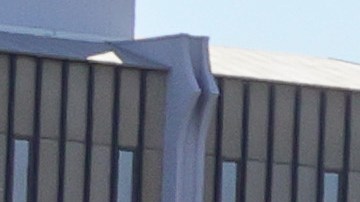 La gente cruza Maryland Parkway mientras los sacan del campus de la UNLV después del tiroteo.