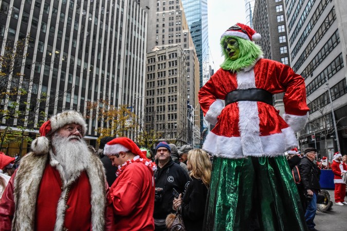 Juerguistas vestidos como personajes navideños participan en el recorrido anual por los pubs de SantaCon el 9 de diciembre de 2023 en la ciudad de Nueva York. Si bien aparentemente el evento recaudó dinero para obras de caridad, el evento ha sido criticado por la embriaguez generalizada y la violencia esporádica. (Foto de Stephanie Keith/Getty Images)
