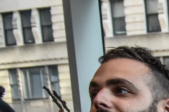 Juerguistas vestidos como personajes navideños participan en el recorrido anual por los pubs de SantaCon en la ciudad de Nueva York, aunque varios han sido señalados de incurrir en excesos. (Foto de Stephanie Keith/Getty Images)