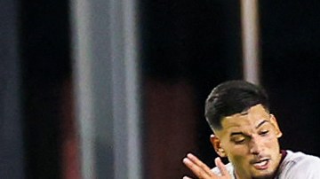 El colombiano Roger Martinez y el venezolano Renne Rivas en medio de la acción en el amistoso entre las selecciones de fútbol de sus respectivos países.