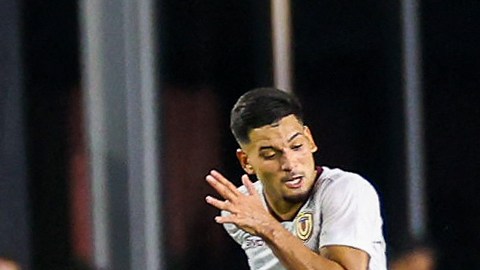 El colombiano Roger Martinez y el venezolano Renne Rivas en medio de la acción en el amistoso entre las selecciones de fútbol de sus respectivos países.