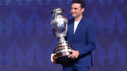 Lionel Scaloni posa con la Copa América que consiguió con Argentina en 2021.