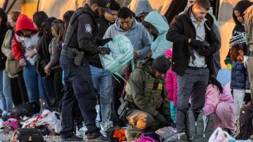 Juez prohíbe la separación de familias migrantes en la frontera de EE.UU. con México