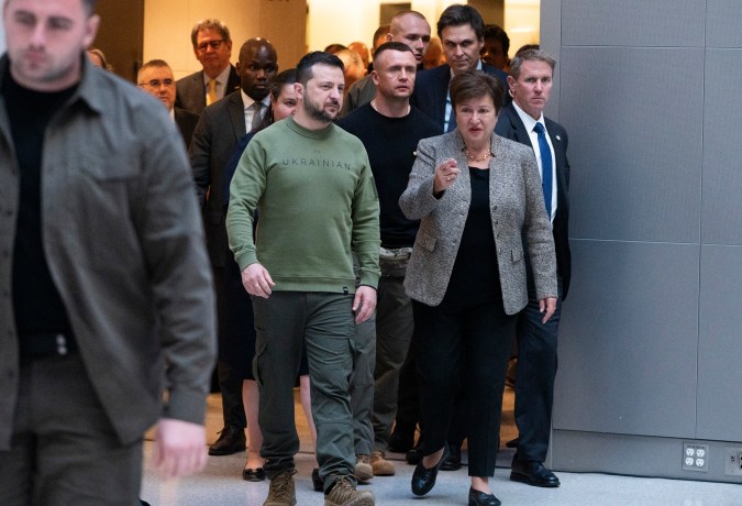 El presidente ucraniano, Volodymyr Zelensky, y la directora del Fondo Monetario Internacional (FMI), Kristalina Georgieva, llegan para hablar con la prensa después de las conversaciones en la sede del FMI en Washington, DC. (Foto de ROBERTO SCHMIDT/ AFP vía Getty Images)