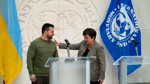 El presidente ucraniano, Volodymyr Zelensky, y la directora del Fondo Monetario Internacional (FMI), Kristalina Georgieva.