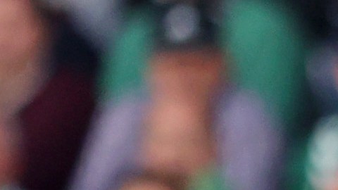 Aitor Ruibal y Jude Bellingham se saludan en el partido entre el Real Madrid y el Real Betis.