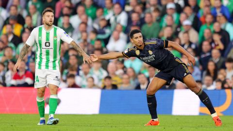 Aitor Ruibal y Jude Bellingham se saludan en el partido entre el Real Madrid y el Real Betis.