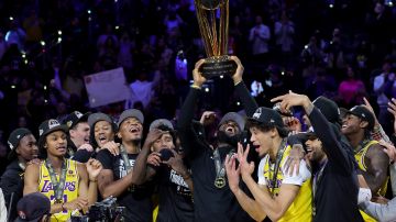 LeBron James levanta el trofeo de la NBA In-Season Tournament.