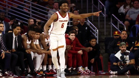 Bronny James debutó en el baloncesto universitario ante la mirada de su padre LeBron, tras su paro cardíaco
