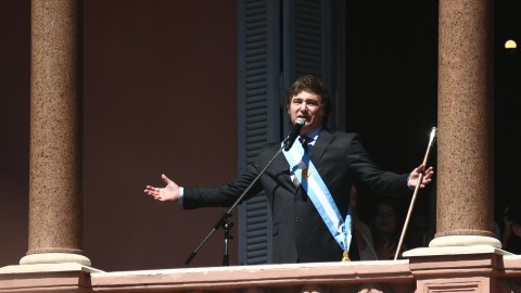 El anuncio del vocero presidencial demuestra la nueva política del gobierno argentino con los planes o ayudas sociales.