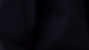 Zac Efron posando junto a su estrella en el Paseo de la Fama de Hollywood.