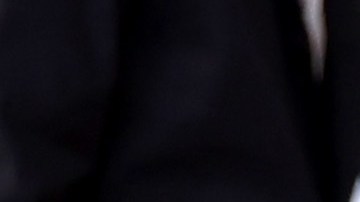 Zac Efron posando junto a su estrella en el Paseo de la Fama de Hollywood.