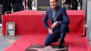 Zac Efron posando junto a su estrella en el Paseo de la Fama de Hollywood.