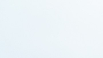 una señal de tráfico al final del pueblo de Camon, en el suroeste de Francia, en honor a Alex Batty, un niño británico que desapareció en España hace seis años cuando estaba 11