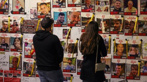 Israel da por muertos a 20 rehenes y continúa ataques en Gaza para liberar a los que quedan vivos