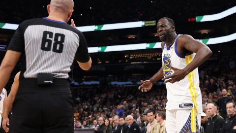 Draymond Green reacciona luego de ser expulsado.