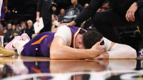 Jusuf Nurkic en el suelo luego de haber recibido el golpe de Draymond Green.