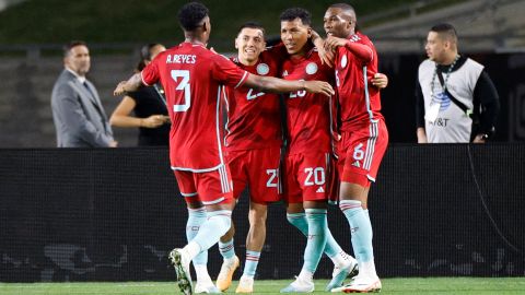 Jugadores de Colombia celebran el segundo gol obra del atacante Roger Martínez (#20).