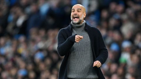 Pep Guardiola da indicaciones durante un encuentro del Manchester City ante Crystal Palace por Premier League.