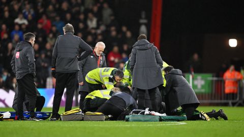 Capitán del Luton Town, Tom Lockyer, mientras era atendido por el cuerpo médico de los dos equipos.