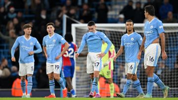 Jugadores del Manchester City muestran su decepción luego del 2-2 final ante Crystal Palace.