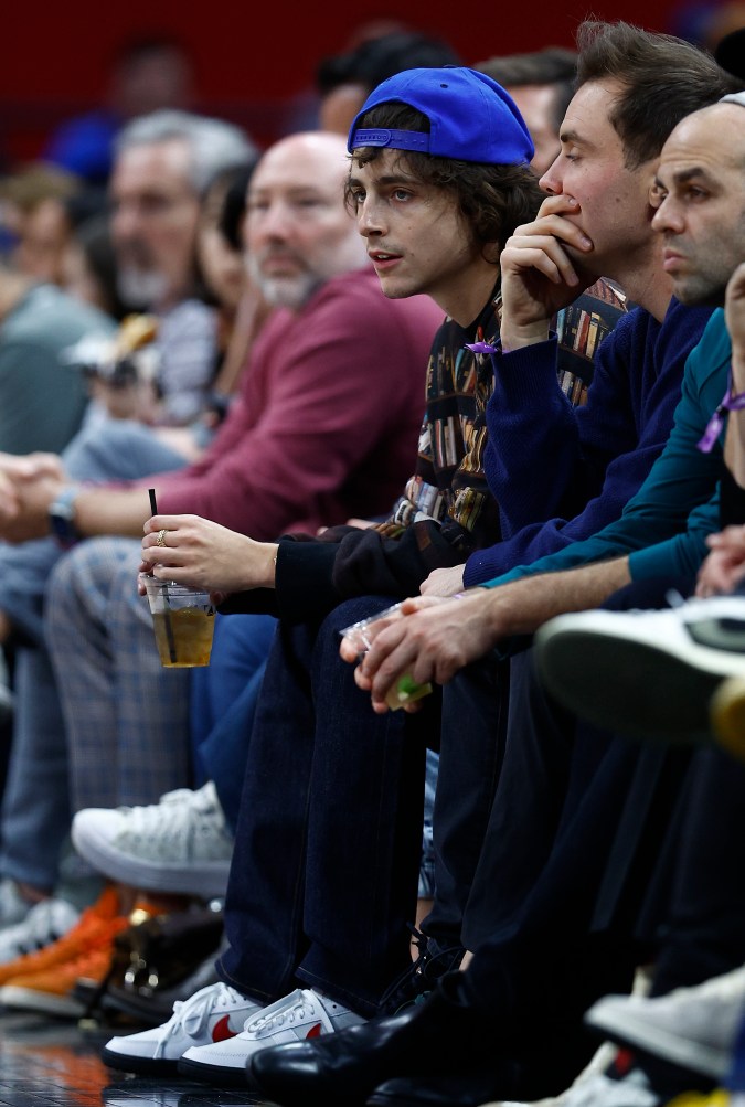 Timothée Chalamet disfrutando de un show.