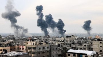 Humo saliendo de sitios estratégicos en la Franja de Gaza.