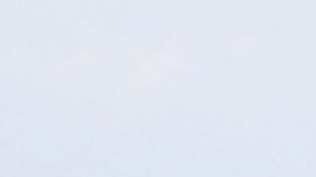 Los inmigrantes esperan ser procesados ​​en un centro de tránsito de la Patrulla Fronteriza después de cruzar la frontera desde México en Texas.