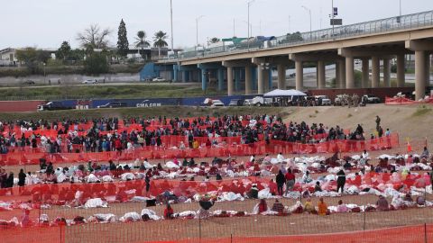 Los inmigrantes esperan ser procesados ​​en un centro de tránsito de la Patrulla Fronteriza después de cruzar la frontera desde México en Texas.