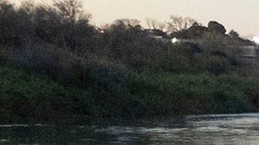 ¿Cómo es la nueva barrera antiescalada y de alambre de púas para impedir paso de inmigrantes en Texas?