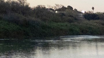 ¿Cómo es la nueva barrera antiescalada y de alambre de púas para impedir paso de inmigrantes en Texas?