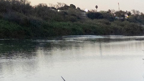¿Cómo es la nueva barrera antiescalada y de alambre de púas para impedir paso de inmigrantes en Texas?