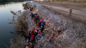 ¿Cómo es la nueva barrera antiescalada y de alambre de púas para impedir paso de inmigrantes en Texas?