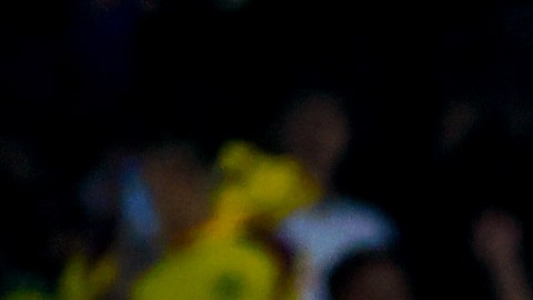 Julián Quiñones y Henry Martín celebran el primero de los goles que hicieron campeón al Club América en la Liga MX ante Tigres de la UANL.