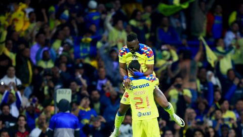 Julián Quiñones y Henry Martín celebran el primero de los goles que hicieron campeón al Club América en la Liga MX ante Tigres de la UANL.